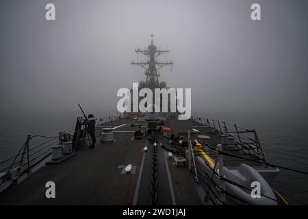 Le destroyer à missiles guidés USS porter traverse le détroit danois. Banque D'Images