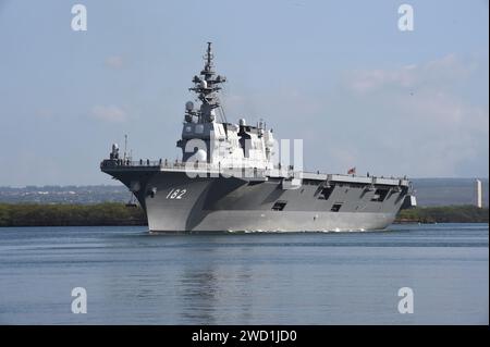 Le destroyer JS ISE, destroyer de la Force maritime japonaise d'autodéfense, quitte Pearl Harbor, Hawaï. Banque D'Images