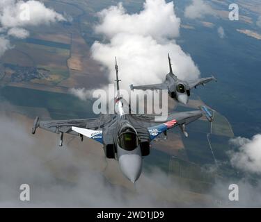 Les jets JAS-39 Gripen de l'armée de l'air tchèque effectuent des exercices air-air. Banque D'Images