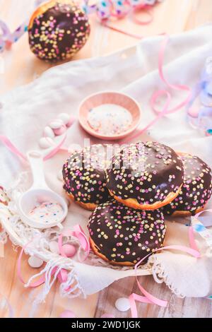 Krapfen allemand ou beignets avec des banderoles et des confettis. Berlinois traditionnel pour le carnaval et la fête. Banque D'Images