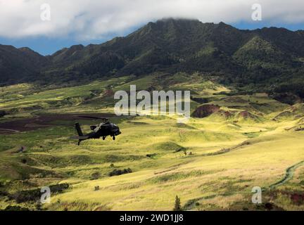 L'hélicoptère Apache AH-64D de l'armée américaine vole en formation au-dessus de Schofield Barracks, Hawaii. Banque D'Images