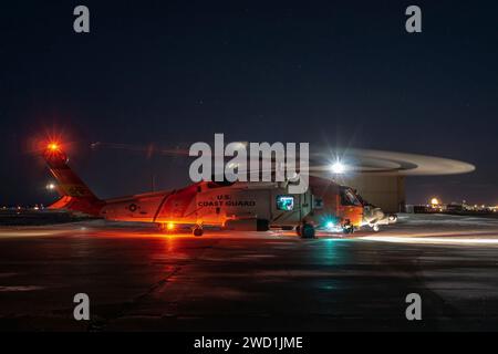 Un équipage de la station aérienne de la Garde côtière Kodiak se prépare à décoller pour effectuer un vol de nuit. Banque D'Images