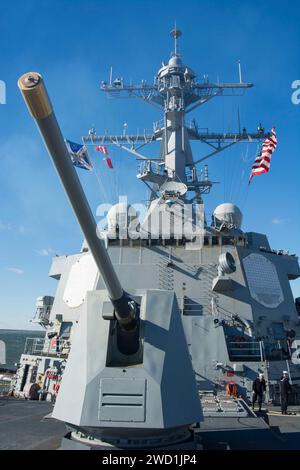 Le destroyer à missiles guidés USS Mason retourne à son port d'attache à bord de la base navale de Norfolk. Banque D'Images