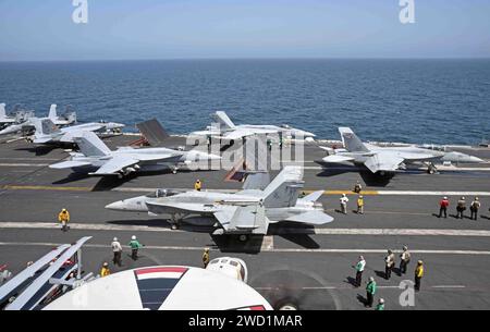 Les marins préparent le F/A-18E Super Hornets pour le lancement à bord du porte-avions USS George H.W. Bush. Banque D'Images