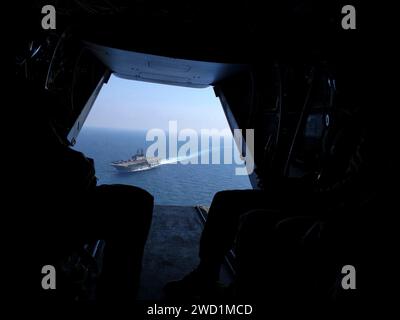 Le navire d'assaut amphibie USS Bataan traverse la mer Méditerranée vu depuis un MV-22B Osprey. Banque D'Images