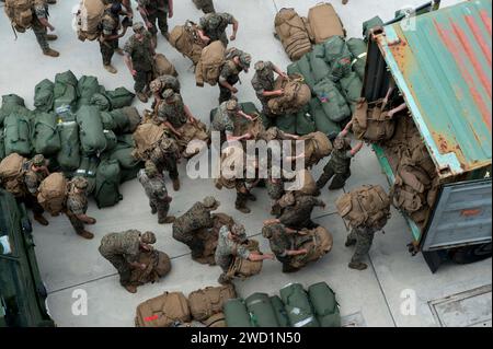 Les Marines américains chargent des engins dans un système de véhicule logistique de remplacement. Banque D'Images