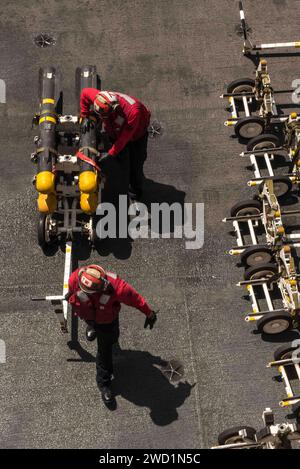 Les marins transportent des munitions sur le pont d'envol du porte-avions USS George H.W. Bush. Banque D'Images