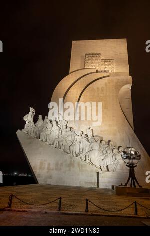 Monument aux découvertes (Padrão dos Descobrimentos, côté est) la nuit à Lisbonne, Portugal. Banque D'Images