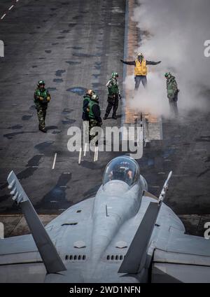 Un F/18E Super Hornet se prépare à être lancé depuis le porte-avions USS Theodore Roosevelt. Banque D'Images