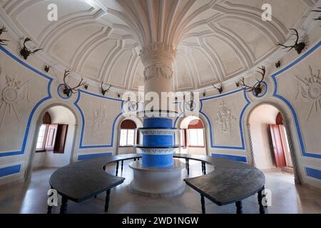 Chambre de cerf dans le Palais National de Pena à Sintra, Portugal. Salle à thème de chasse où des banquets ont été organisés avec des bois de cerf sur le mur et l'intérieur circulaire Banque D'Images