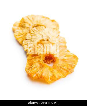 Anneaux d'ananas séchés isolés sur le fond blanc. Banque D'Images