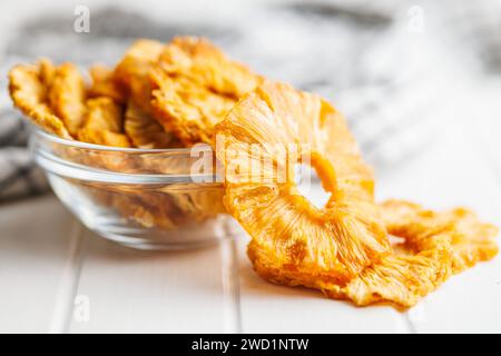 Anneaux d'ananas séchés sur la table blanche. Banque D'Images
