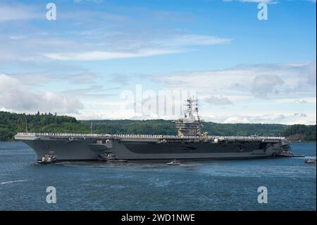 Les marins manipulent les rails du porte-avions USS Nimitz alors qu'il transite dans le Puget Sound. Banque D'Images