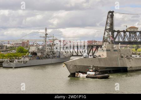 Le navire de combat côtier USS Jackson passe devant le croiseur de missiles guidés USS Bunker Hill. Banque D'Images