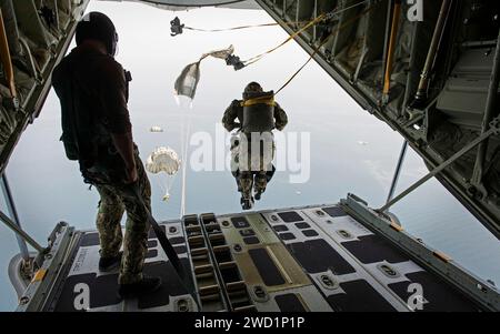 Les techniciens chargés de la destruction des munitions explosives effectuent un saut de ligne statique dans le golfe Persique. Banque D'Images