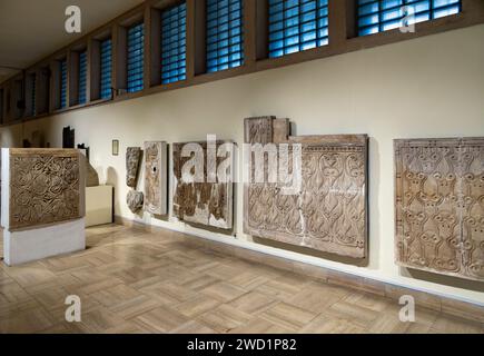 Stuc biseauté de l'architecture domestique à Abbasside Samarra, 9e siècle, aujourd'hui au musée de l'Irak, Bagdad Banque D'Images