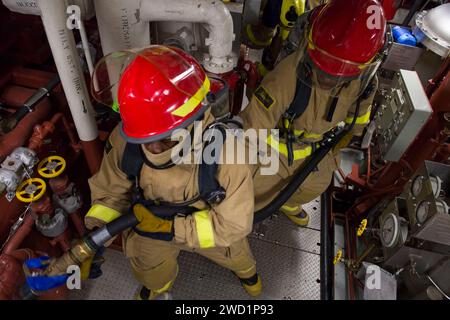 Les marins combattent un tir de bravo simulé à bord de l'USS Sterett. Banque D'Images