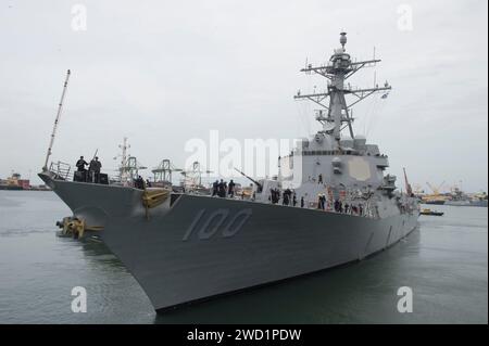 Le destroyer à missiles guidés USS Kidd quitte Chennai, en Inde. Banque D'Images