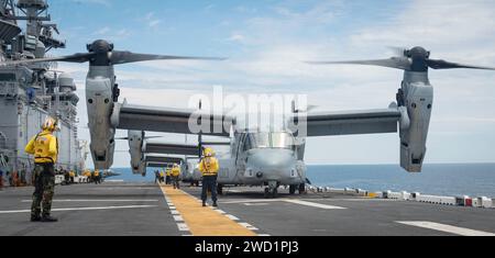 Un MV-22 Osprey se prépare à décoller du pont d'envol à bord de l'USS Iwo Jima. Banque D'Images