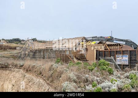 La démolition de l'ancien hôtel perché au sommet d'une falaise en ruine est presque terminée avant qu'il ne tombe dans la mer. L'ancien Birling Gap Hotel est démolishe Banque D'Images