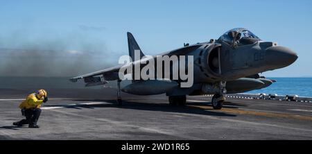 Un AV-8B Harrier décolle du pont d'envol de l'USS Bonhomme Richard. Banque D'Images