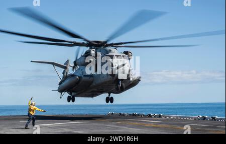 Un hélicoptère CH-53E Super Stallion décolle du pont d'envol de l'USS Bonhomme Richard. Banque D'Images