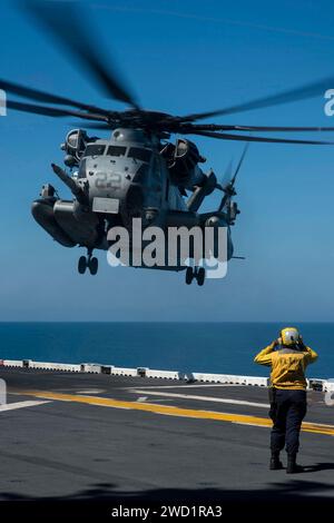 Aviation Boatswain's Mate signale à un CH-53E Super Stallion d'atterrir sur le pont d'envol de l'USS Bonhomme Richard. Banque D'Images