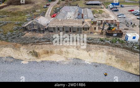 La démolition de l'ancien hôtel perché au sommet d'une falaise en ruine est presque terminée avant qu'il ne tombe dans la mer. L'ancien Birling Gap Hotel est démolishe Banque D'Images