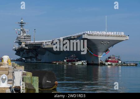 Le porte-avions USS George H.W. Bush (CVN 77) retourne à la base navale de Norfolk, en Virginie. Banque D'Images