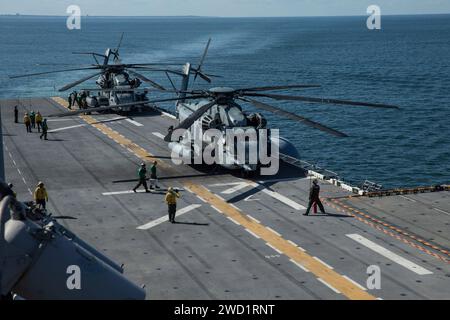 Les Marines américains effectuent des inspections post-vol sur les hélicoptères CH-53E Super Stallion à bord de l'USS Iwo Jima. Banque D'Images