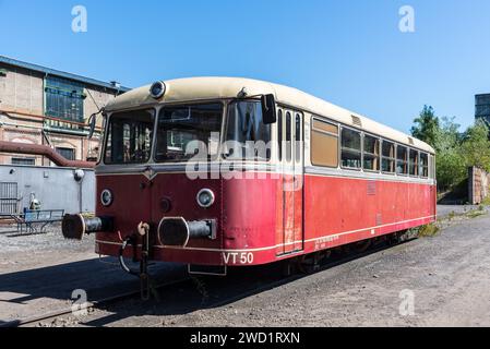 Bus ferroviaire rouge pour le transport des travailleurs dans la ferronnerie désaffectée Henrichshuette, musée industriel, Hattingen, Rhénanie du Nord-Westphalie, Allemagne Banque D'Images