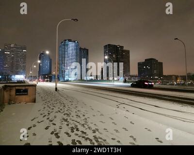 Paris, France. 18 décembre 2023. © Louis Mondot/radio France/Maxppp - Louis Mondot/radio France/Maxppp, 18/12/2023Auddepuis le pont de Grenelle, reliant les XVe et XVIe arrondissements de Paris. Paris, France, 18 janvier 2024. Il a de la neige à Paris *** Légende locale *** France Info crédit : MAXPPP/Alamy Live News Banque D'Images