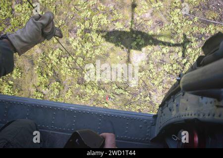 Naval Air Crewman fait un rappel d'un hélicoptère MH-60R Sea Hawk. Banque D'Images