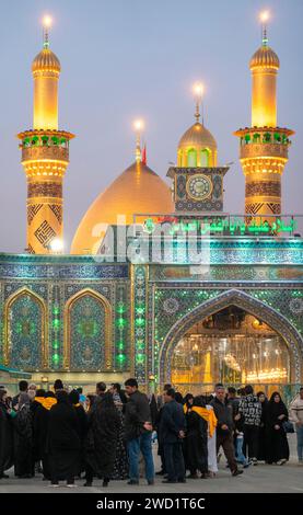 Pèlerins devant le sanctuaire d'al-Abbas, Karbala, Irak Banque D'Images