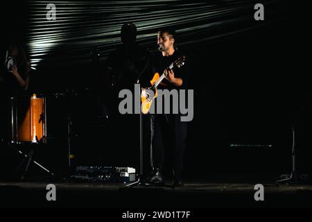 Naples, Salerne, Italie. 17 janvier 2024. Le chanteur et compositeur italien Alessandro Mannarino se produit lors du concert ''corde a Teatro'' au Teatro Augusteo le 17 janvier 2024 à Naples, en Italie (crédit image : © Francesco Luciano/ZUMA Press Wire) À USAGE ÉDITORIAL SEULEMENT! Non destiné à UN USAGE commercial ! Banque D'Images