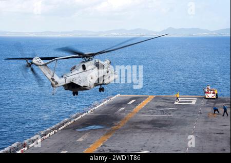 Un hélicoptère CH-53E Super Stallion débarque du navire d'assaut amphibie USS Bonhomme Richard. Banque D'Images