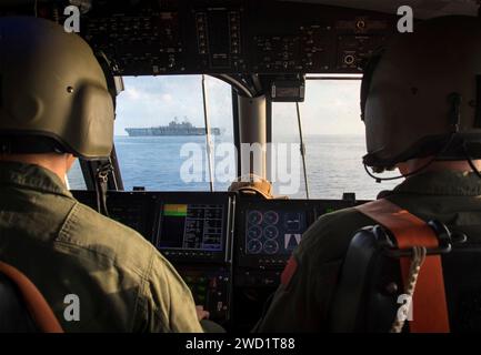 L'équipage du Landing Craft Air Cushion s'approche du navire d'assaut amphibie USS Bonhomme Richard. Banque D'Images