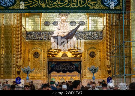 Pèlerins au sanctuaire d'al-Abbas, Karbala, Irak Banque D'Images