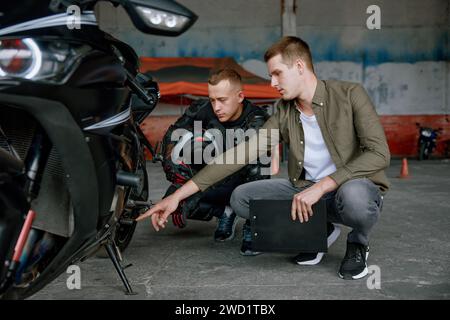 Première leçon de conduite à l'école de moto dans le motordrome couvert Banque D'Images