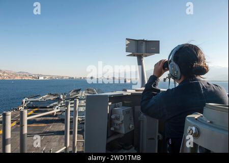 Seaman monte la montre de surveillance avant à bord de l'USS America. Banque D'Images