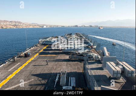 Le navire d'assaut amphibie USS America arrive à Eilat, en Israël, pour une visite du port. Banque D'Images