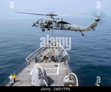 Un hélicoptère MH-60S Sea Hawk livre des fournitures à l'USS Princeton lors d'un réapprovisionnement vertical. Banque D'Images