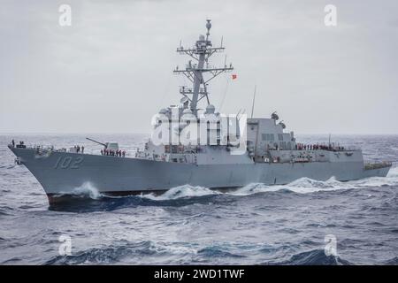 Le destroyer à missiles guidés USS Sampson transite dans l'océan Pacifique. Banque D'Images