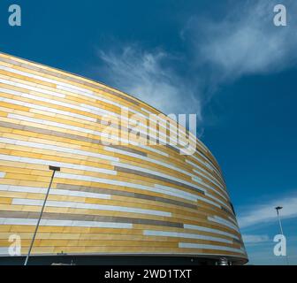 Revêtement coloré et architecture moderne de la Derby Arena / Vélodrome contre un ciel bleu, Derby, Angleterre, Royaume-Uni Banque D'Images