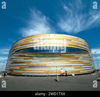 Revêtement coloré et architecture moderne de la Derby Arena / Vélodrome contre un ciel bleu, Derby, Angleterre, Royaume-Uni Banque D'Images