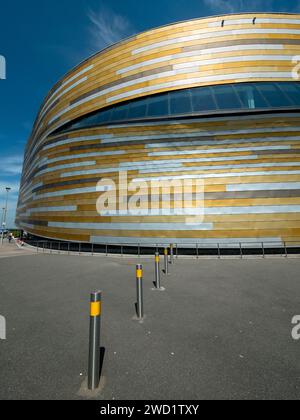 Revêtement coloré et architecture moderne de la Derby Arena / Vélodrome contre un ciel bleu, Derby, Angleterre, Royaume-Uni Banque D'Images