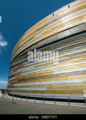 Revêtement coloré et architecture moderne de la Derby Arena / Vélodrome contre un ciel bleu, Derby, Angleterre, Royaume-Uni Banque D'Images