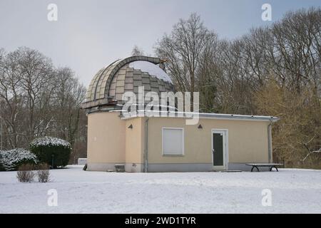 Kleines Teleskop, Archenhold Sternwarte im Winter, Alt-Treptow, Treptower Park, Treptow, Treptow-Köpenick, Berlin, Deutschland Kleines Teleskop, Archenhold Sternwarte im Winter, Alt-Treptow, Treptower Park, Treptow, Treptow-Köpenick, Berlin, Deutschland *** petit télescope, observatoire Archenhold en hiver, Alt Treptow, Treptower Park, Treptow, Treptow Köpenick, Berlin, Allemagne petit télescope, observatoire Archenhold en hiver, Alt Treptow, Treptower Park, Treptow, Treptow Köpenick, Berlin, Allemagne Banque D'Images