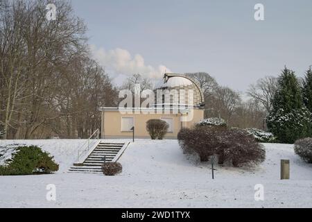 Kleines Teleskop, Archenhold Sternwarte im Winter, Alt-Treptow, Treptower Park, Treptow, Treptow-Köpenick, Berlin, Deutschland Kleines Teleskop, Archenhold Sternwarte im Winter, Alt-Treptow, Treptower Park, Treptow, Treptow-Köpenick, Berlin, Deutschland *** petit télescope, observatoire Archenhold en hiver, Alt Treptow, Treptower Park, Treptow, Treptow Köpenick, Berlin, Allemagne petit télescope, observatoire Archenhold en hiver, Alt Treptow, Treptower Park, Treptow, Treptow Köpenick, Berlin, Allemagne Banque D'Images