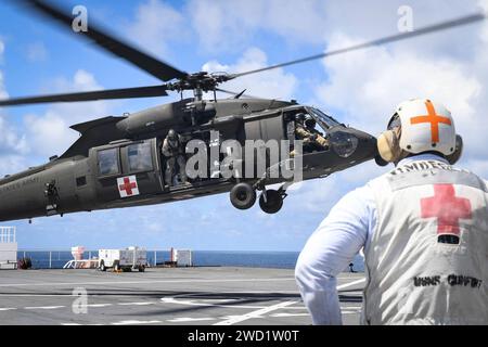 Un hélicoptère UH-60 Black Hawk de l'armée américaine sur le pont d'envol de l'USNS Comfort. Banque D'Images